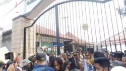 Kejari Sukabumi Didesak Buka Data Proyek Strategis, Kasi Intel Diminta Dievaluasi  SUKABUMI — Puluhan massa yang tergabung dalam Koalisi Masyarakat Sipil dan Jurnalis Sukabumi menggelar aksi damai di depan Kantor Kejaksaan Negeri (Kejari) Kabupaten Sukabumi, Senin (24/8/2026).  Massa mendesak Kejari Sukabumi membuka informasi dasar terkait proyek strategis pemerintah yang mendapat pendampingan atau pengawalan Kejaksaan, terutama proyek yang menggunakan APBN maupun APBD.  Informasi yang diminta meliputi jenis proyek, lokasi, nilai anggaran, serta pihak yang melakukan pendampingan. Massa menegaskan permintaan tersebut tetap memperhatikan informasi yang dikecualikan sesuai aturan.  Selain itu, massa menyoroti dugaan perlakuan diskriminatif terhadap jurnalis saat melakukan konfirmasi dan meminta informasi publik.  “Jurnalis bukan musuh Kejaksaan. Kalau ada informasi yang dikecualikan, silakan dijelaskan dasar hukumnya. Jangan wartawan yang melakukan konfirmasi justru dipersulit,” ujar salah seorang peserta aksi.  Massa juga mendesak pimpinan Kejari Sukabumi mengevaluasi Kepala Seksi Intelijen (Kasi Intel), bahkan meminta pencopotan apabila terbukti tidak mampu menjalankan fungsi komunikasi publik dan pelayanan informasi dengan baik.  Mereka menyatakan akan mengirimkan permohonan informasi secara resmi kepada Kejari Sukabumi. Jika tidak mendapat tanggapan atau terjadi penolakan tanpa alasan yang jelas, massa mengaku siap menempuh mekanisme keberatan hingga sengketa informasi melalui Komisi Informasi Provinsi Jawa Barat.  Aksi berlangsung tertib dan damai. Massa menegaskan akan terus mengawal tuntutan tersebut melalui jalur administrasi dan mekanisme hukum yang berlaku.