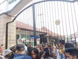 Kejari Sukabumi Didesak Buka Data Proyek Strategis, Kasi Intel Diminta Dievaluasi  SUKABUMI — Puluhan massa yang tergabung dalam Koalisi Masyarakat Sipil dan Jurnalis Sukabumi menggelar aksi damai di depan Kantor Kejaksaan Negeri (Kejari) Kabupaten Sukabumi, Senin (24/8/2026).  Massa mendesak Kejari Sukabumi membuka informasi dasar terkait proyek strategis pemerintah yang mendapat pendampingan atau pengawalan Kejaksaan, terutama proyek yang menggunakan APBN maupun APBD.  Informasi yang diminta meliputi jenis proyek, lokasi, nilai anggaran, serta pihak yang melakukan pendampingan. Massa menegaskan permintaan tersebut tetap memperhatikan informasi yang dikecualikan sesuai aturan.  Selain itu, massa menyoroti dugaan perlakuan diskriminatif terhadap jurnalis saat melakukan konfirmasi dan meminta informasi publik.  “Jurnalis bukan musuh Kejaksaan. Kalau ada informasi yang dikecualikan, silakan dijelaskan dasar hukumnya. Jangan wartawan yang melakukan konfirmasi justru dipersulit,” ujar salah seorang peserta aksi.  Massa juga mendesak pimpinan Kejari Sukabumi mengevaluasi Kepala Seksi Intelijen (Kasi Intel), bahkan meminta pencopotan apabila terbukti tidak mampu menjalankan fungsi komunikasi publik dan pelayanan informasi dengan baik.  Mereka menyatakan akan mengirimkan permohonan informasi secara resmi kepada Kejari Sukabumi. Jika tidak mendapat tanggapan atau terjadi penolakan tanpa alasan yang jelas, massa mengaku siap menempuh mekanisme keberatan hingga sengketa informasi melalui Komisi Informasi Provinsi Jawa Barat.  Aksi berlangsung tertib dan damai. Massa menegaskan akan terus mengawal tuntutan tersebut melalui jalur administrasi dan mekanisme hukum yang berlaku.