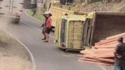 Truk Bermuatan Kayu Terguling di Tanjakan Cibangban Cisolok, Motor di Belakang Nyaris Tertimpa