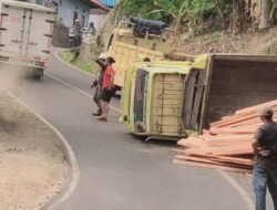 Truk Bermuatan Kayu Terguling di Tanjakan Cibangban Cisolok, Motor di Belakang Nyaris Tertimpa