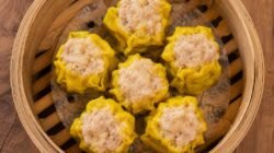 Wajib Dicoba! Resep Dimsum Ayam Udang ala Resto: Juicy, Gurih, Lengkap dengan Saus Pedas