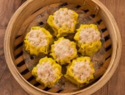 Wajib Dicoba! Resep Dimsum Ayam Udang ala Resto: Juicy, Gurih, Lengkap dengan Saus Pedas
