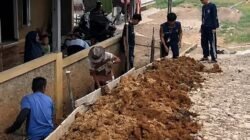 Mahasiswa KKM STAI Palabuhanratu Gotong Royong Perbaiki Akses Jalan Majelis Ta’lim di Sagaranten