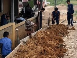 Mahasiswa KKM STAI Palabuhanratu Gotong Royong Perbaiki Akses Jalan Majelis Ta’lim di Sagaranten