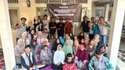 Mahasiswa KKN LPCR-E Palabuhanratu UMMI Bersama LAZISMU Salurkan Sembako dan Cek Kesehatan Lansia di Desa Cimanggu