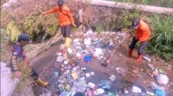 Sampah Menumpuk di Pintu Air Sungai Kopeng, BPBD Kota Sukabumi Bergerak Cegah Banjir