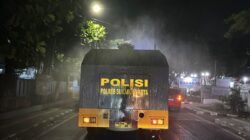 Jalan Dipenuhi Debu Vulkanik, Polisi Bergerak Siram Sejumlah Ruas Jalan di Kota Sukabumi
