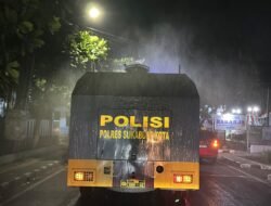 Jalan Dipenuhi Debu Vulkanik, Polisi Bergerak Siram Sejumlah Ruas Jalan di Kota Sukabumi