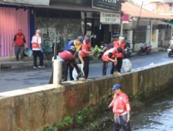 HUT ke-81 PMI Kabupaten Sukabumi Diwarnai Aksi Bersih Sungai Ciraden, 15 Karung Sampah Diangkut