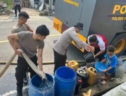 Kemarau Panjang, Polres Sukabumi Salurkan Air Bersih untuk Warga Simpenan