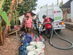 Terdampak Kekeringan, 547 Warga Tenjojaya Cibadak Dapat 5.000 Liter Air Bersih dari PMI
