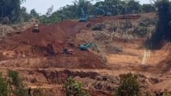 Diduga Tidak Berizin,  Aktivitas Pengerukan Tanah Merah di Nagrak Sukabumi Dikeluhkan Warga