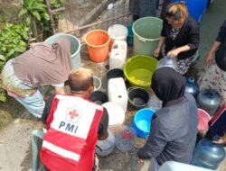 100 KK di Nagrak Sukabumi Kesulitan Air Bersih, 5.000 Liter Bantuan Disalurkan