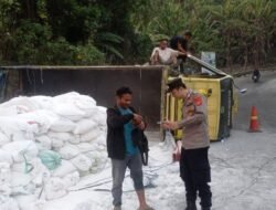 Bawa 9 Ton Tepung Aci, Truk Terguling di Tanjakan Baeud Warungkiara Sukabumi