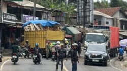 Dua Truk Adu Banteng di Parungkuda Sukabumi, Satu Sopir Terjepit