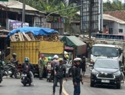 Dua Truk Adu Banteng di Parungkuda Sukabumi, Satu Sopir Terjepit