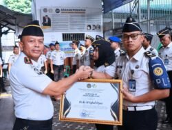 Dua Petugas Terima Penghargaan Usai Berhasil Gagalkan 12,83 Gram Sabu Masuk Kedalam Lapas Sukabumi