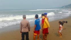 Dua Pelajar Terseret Ombak Di Pantai Istiqomah Sukabumi, Satu Hilang