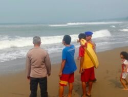 Dua Pelajar Terseret Ombak Di Pantai Istiqomah Sukabumi, Satu Hilang