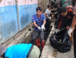 Jumsih di Cibadak Bersihkan Drainase, Antisipasi Banjir dan Longsor Saat Musim Hujan